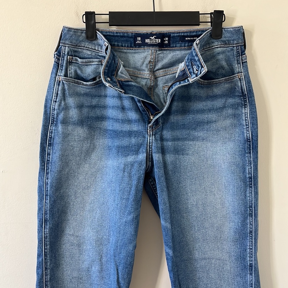 Hollister Ultra High Rise Straight Leg Raw Hem Denim Jeans Size 30 - Picture 5 of 10